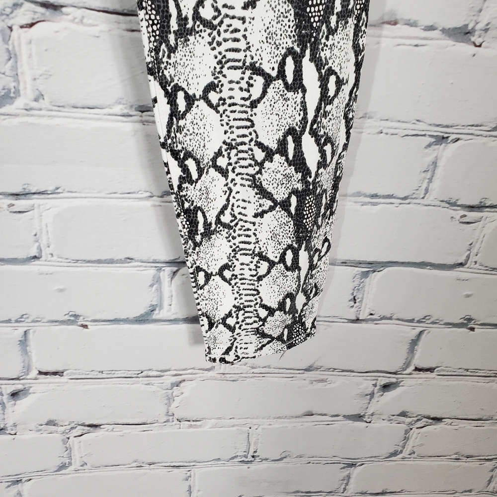 Frame Ali High Rise Cigarette Jeans Tonal Python - Picture 6 of 9